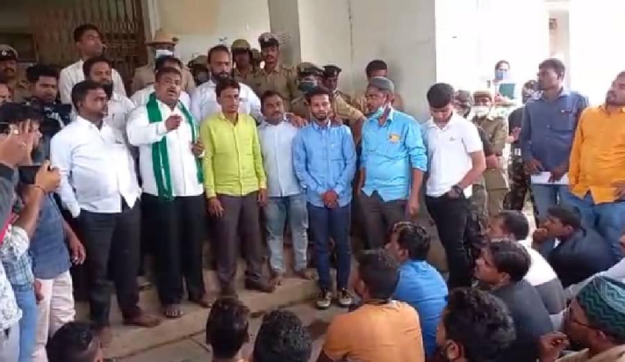 ದಾವಣಗೆರೆ ಎಂ.ಬಿ. ಕೇರಿಯಲ್ಲಿ ಝಂಡಾಕಟ್ಟೆಯನ್ನು ಸೋಮವಾರ ಮಹಾನಗರ ಪಾಲಿಕೆ ವತಿಯಿಂದ ತೆರವುಗೊಳಿಸಿರುವುದನ್ನು ಆಕ್ಷೇಪಿಸಿ ಜೆಡಿಎಸ್ ಅಲ್ಪಸಂಖ್ಯಾತರ ಘಟಕದ ನೇತೃತ್ವದಲ್ಲಿ ಮಹಾನಗರ ಪಾಲಿಕೆ ಎದುರು ಪ್ರತಿಭಟನೆ ನಡೆಯಿತು