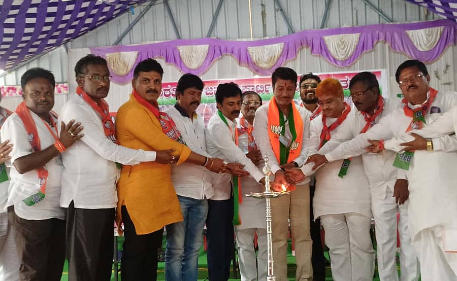 ಶಹಾಪುರದ ಬಿಜೆಪಿ ಕಚೇರಿಯಲ್ಲಿ ಮಂಗಳವಾರ ನಡೆದ ಬಿಜೆಪಿ ತಾಲ್ಲೂಕು ಮಟ್ಟದ ಕಾರ್ಯಕಾರಣಿ ಹಾಗೂ ವಿಧಾನ ಪರಿಷತ್ ಪೂರ್ವಭಾವಿ ಸಭೆಯನ್ನು ಜಿಲ್ಲಾ ಘಟಕದ ಅಧ್ಯಕ್ಷ ಡಾ.ಶರಣಭೂಪಾಲರಡ್ಡಿ ಉದ್ಘಾಟಿಸಿದರು