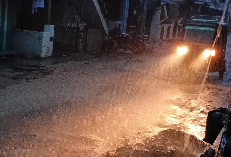 ಶಿವಮೊಗ್ಗ ಬಸವನಗುಡಿ ಬಡಾವಣೆಯ ಮುಖ್ಯರಸ್ತೆಯಲ್ಲಿ ಮಂಗಳವಾರ ಸುರಿದ ಮಳೆಯಲ್ಲಿಯೇ ಚಲಿಸುತ್ತಿರುವ ಆಟೋರಿಕ್ಷಾ.