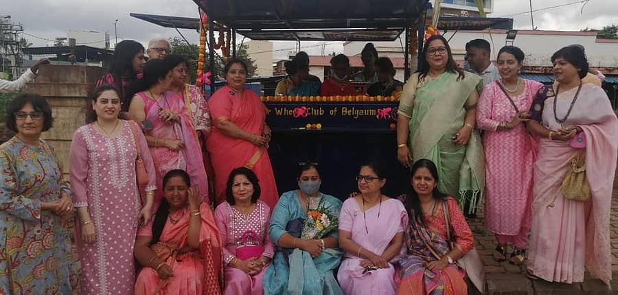 ಬೆಳಗಾವಿಯಲ್ಲಿ ‘ಹ್ಯೂಮ್ಯಾನಿಟಿ ಫೌಂಡೇಷನ್’ ಮತ್ತು ಇನ್ನರ್ವೀಲ್ ಕ್ಲಬ್ ವತಿಯಿಂದ ಮಂಗಳಮುಖಿಯರಿಗೆ ತಳ್ಳು ಗಾಡಿಯನ್ನು ಬುಧವಾರ ವಿತರಿಸಲಾಯಿತು