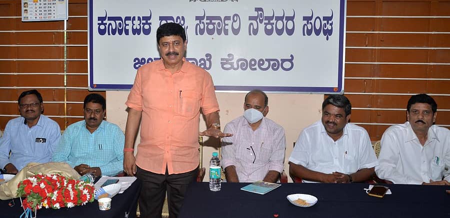 ಕೋಲಾರದ ಜಿಲ್ಲಾ ಸರ್ಕಾರಿ ನೌಕರರ ಭವನದಲ್ಲಿ ಬುಧವಾರ ನಡೆದ ಕಾರ್ಯಕ್ರಮದಲ್ಲಿ ವಿಧಾನ ಪರಿಷತ್ ಸದಸ್ಯ ವೈ.ಎ.ನಾರಾಯಣಸ್ವಾಮಿ ಮಾತನಾಡಿದರು