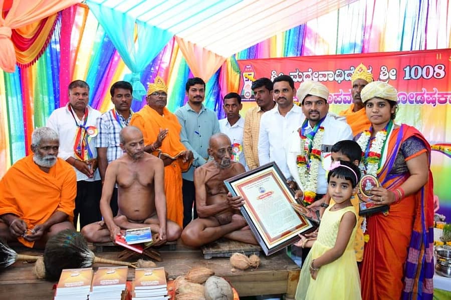 ಮುಗಳಖೋಡದಲ್ಲಿ ಜಮಖಂಡಿ ಉಪ ವಿಭಾಗಾಧಿಕಾರಿ ಡಾ.ಸಿದ್ದು ಹುಲ್ಲೋಳಿ ಅವರಿಗೆ ಮುನಿಗಳು ‘ಸಮಾಜ ಸೇವಾ ರತ್ನ’ ಪ್ರಶಸ್ತಿ ಪ್ರದಾನ ಮಾಡಿದರು