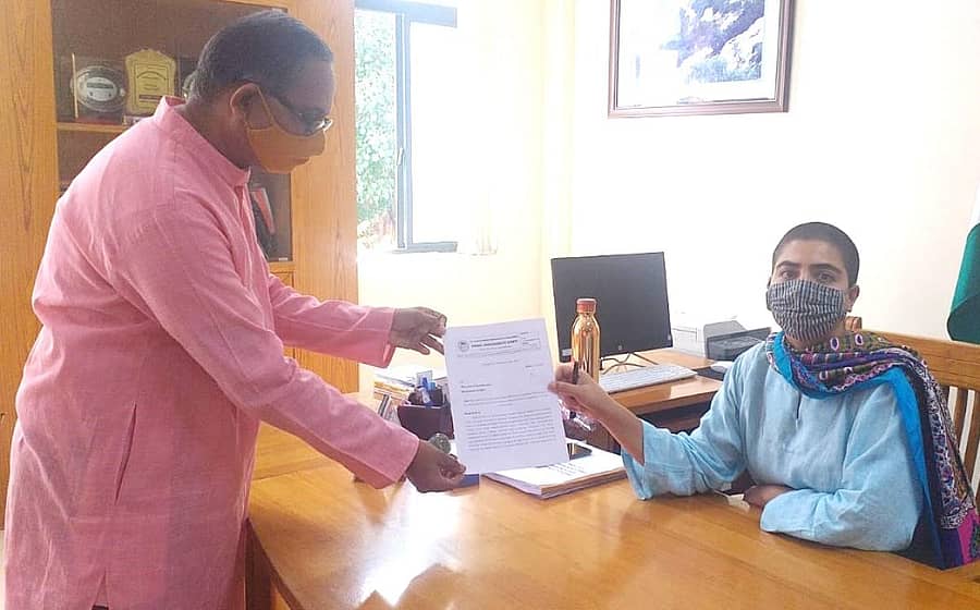 ಹಿಂದೂ ಜನಜಾಗೃತಿ ಸಮಿತಿಯ ಜಿಲ್ಲಾ ಸಮನ್ವಯಕಾರ ಶಿವರಾಂ ಅವರು ಜಿಲ್ಲಾಧಿಕಾರಿ ಚಾರುಲತಾ ಸೋಮಲ್‌ ಅವರಿಗೆ ಮನವಿ ಸಲ್ಲಿಸಿದರು