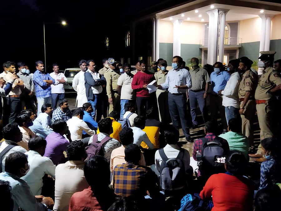 ಪ್ರತಿಭಟನಾ ನಿರತ ವಿದ್ಯಾರ್ಥಿಗಳೊಂದಿಗೆ ಜಿಲ್ಲಾಧಿಕಾರಿ ಅನಿರುದ್ಧ್ ಪಿ. ಶ್ರವಣ್ ಮಾತುಕತೆ ನಡೆಸಿದರು.