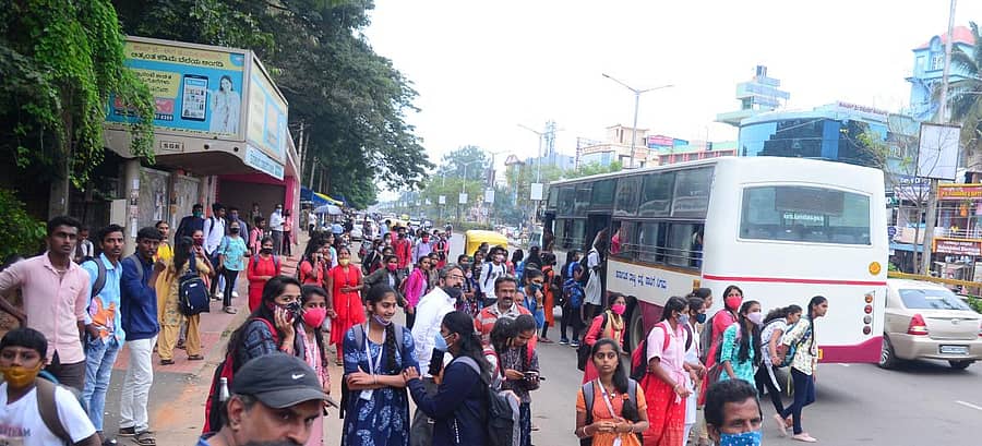 ಬಸ್ ಹತ್ತಲು ವಿದ್ಯಾರ್ಥಿಗಳ ಪರದಾಟ