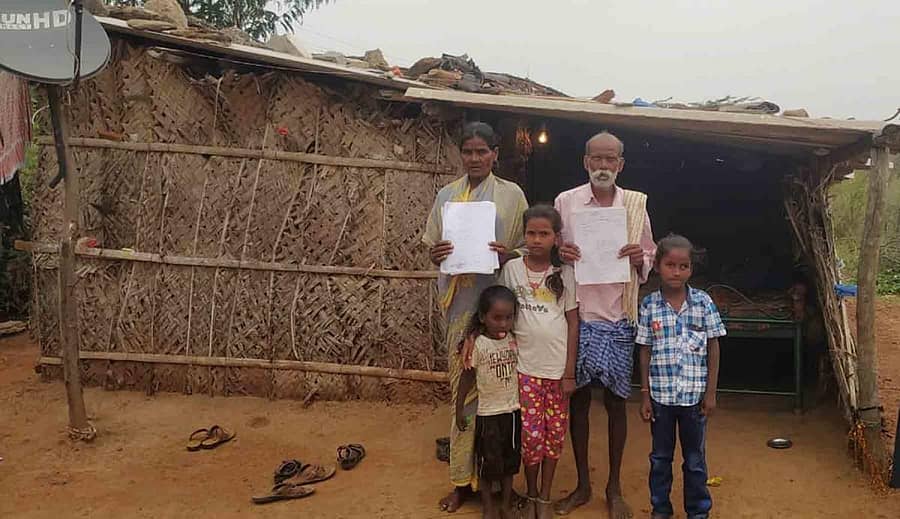 ಹಿರಿಯೂರು ತಾಲ್ಲೂಕಿನ ಮೇಟಿಕುರ್ಕೆ ಗ್ರಾಮದ ಸಮೀಪ ಸೂರಗೊಂಡನಹಳ್ಳಿ ರಸ್ತೆಯಲ್ಲಿನ ತಮ್ಮ ಗುಡಿಸಲಿನ ಎದುರು ಮಗನ ಸಾವಿನ ಪರಿಹಾರ ಪಡೆಯಲು ವಿವಿಧ ಇಲಾಖೆಗಳಿಗೆ ಸಲ್ಲಿಸಿರುವ ದಾಖಲೆಗಳನ್ನು ತೋರಿಸುತ್ತಿರುವ ಅಂಜಿನಪ್ಪ