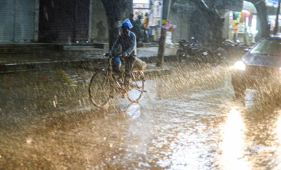 ದಾವಣಗೆರೆಯ ನಿಟುವಳ್ಳಿ ಮುಖ್ಯರಸ್ತೆಯಲ್ಲಿ ಬುಧವಾರ ರಾತ್ರಿ ಸೈಕಲ್‌ ಸವಾರನೊಬ್ಬ ಸುರಿಯುತ್ತಿದ್ದ ಮಳೆಯಲ್ಲಿ ಸಾಗಿದರ–ಪ್ರಜಾವಾಣಿ ಚಿತ್ರ/ ಸತೀಶ ಬಡಿಗೇರ್