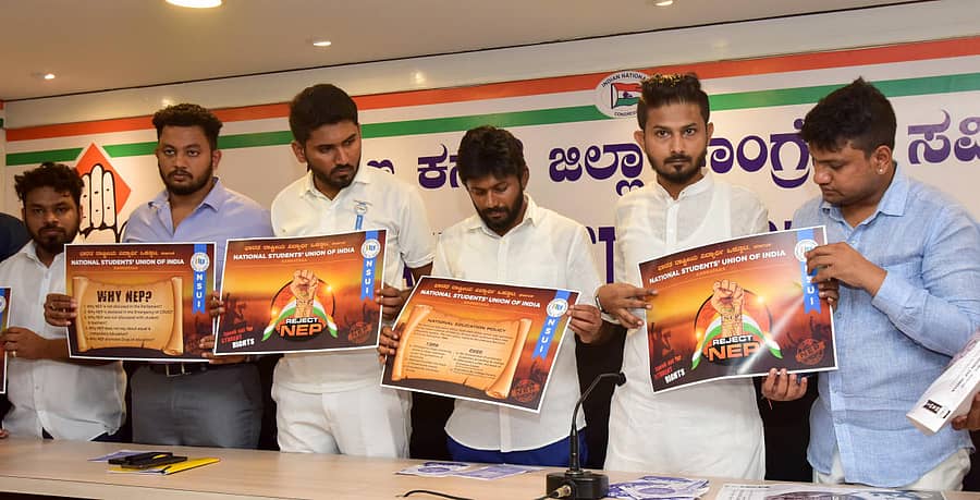 ಮಂಗಳೂರಿನ ಮಲ್ಲಿಕಟ್ಟೆಯ ಕಾಂಗ್ರೆಸ್ ಭವನದಲ್ಲಿ ಗುರುವಾರ ರಾಷ್ಟ್ರೀಯ ಶಿಕ್ಷಣ ನೀತಿ ವಿರುದ್ಧ ಜಾಗೃತಿ ಮೂಡಿಸುವ ಕರಪತ್ರವನ್ನು ಎನ್ಎಸ್ಯುಐ ರಾಜ್ಯ ಘಟಕದ ಅಧ್ಯಕ್ಷ ಕೀರ್ತಿ ಗಣೇಶ್ ಬಿಡುಗಡೆಗೊಳಿಸಿದರು. ಪವನ್ ಸಾಲಿಯಾನ್, ರಫೀಕ್ ಅಲಿ, ಸವಾದ್ ಸುಳ್ಯ, ಭರತ್ ರಾಮ್ ಗೌಡ, ಸುಹಾನ್ ಆಳ್ವ ಇದ್ದರು.