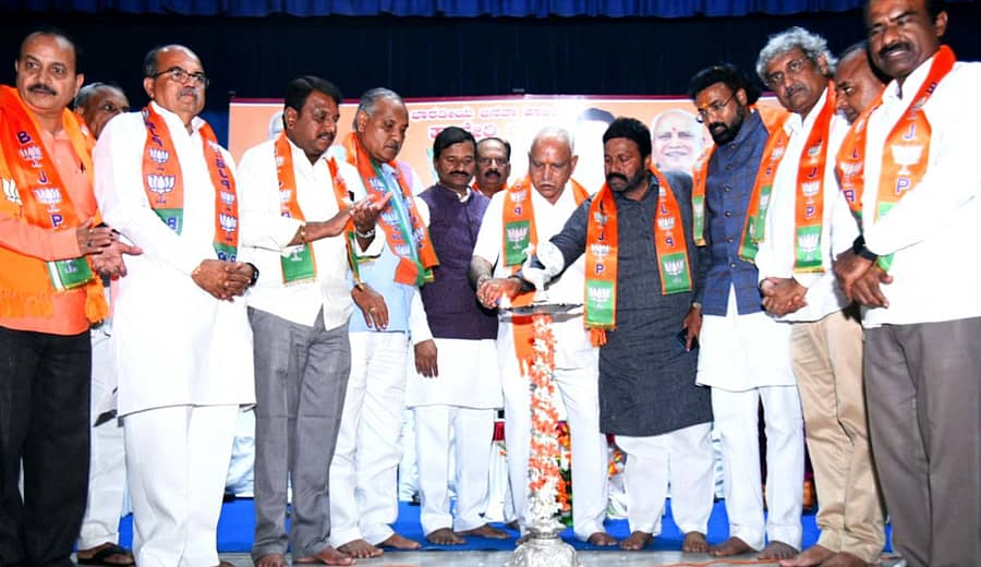 ಬ್ಯಾಡಗಿ ತಾಲ್ಲೂಕು ಕಾಗಿನೆಲೆಯಲ್ಲಿ ಗುರುವಾರ ಏರ್ಪಡಿಸಿದ್ದ ‘ಜನಸ್ವರಾಜ್‌ ಯಾತ್ರೆ’ಯನ್ನು ಮಾಜಿ ಮುಖ್ಯಮಂತ್ರಿ ಬಿ.ಎಸ್‌.ಯಡಿಯೂರಪ್ಪ ಉದ್ಘಾಟಿಸಿದರು. ಸಚಿವರಾದ ಬಿ.ಸಿ.ಪಾಟೀಲ, ಶ್ರೀರಾಮುಲು ಇದ್ದಾರೆ 