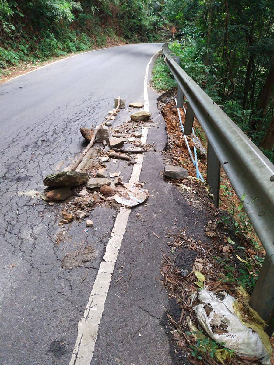 ಕರಾವಳಿ ಹಾಗೂ ಮಲೆನಾಡು ಭಾಗವನ್ನು ಸಂಪರ್ಕಿಸುವ ಪ್ರಮುಖ ರಸ್ತೆಯಾಗಿರುವ ಆಗುಂಬೆ ಘಾಟಿ ರಾಷ್ಟ್ರೀಯ ಹೆದ್ದಾರಿ ರಸ್ತೆ ಬಿರುಕುಬಿಟ್ಟಿದ್ದು, ಕುಸಿಯುವ ಭೀತಿ ಎದುರಾಗಿದೆ.