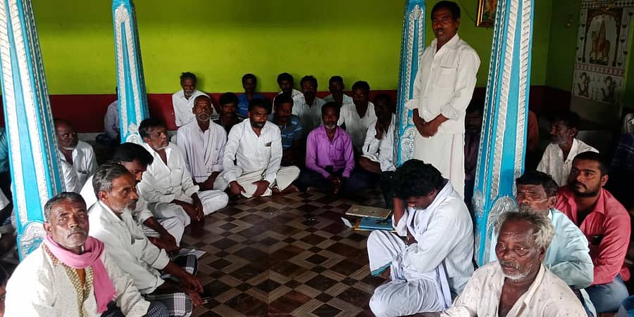 ಯಳಂದೂರು ತಾಲ್ಲೂಕಿನ ಕೃಷ್ಣಪುರ ಗ್ರಾಮದಲ್ಲಿ ಬುಧವಾರ ಉಪ್ಪಾರ ಮುಖಂಡರು ಸಭೆ ಸೇರಿ ಬಾಲ್ಯ ವಿವಾಹಕ್ಕೆ ಅವಕಾಶ ನೀಡುವುದಿಲ್ಲ ಎಂಬ ನಿರ್ಣಯ ಕೈಗೊಂಡರು