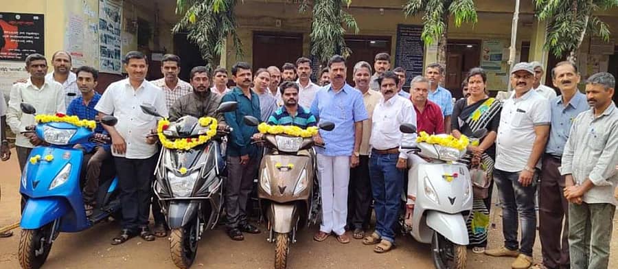 ಸಾಗರದಲ್ಲಿ ಶಾಸಕರ ಸ್ಥಳೀಯ ಪ್ರದೇಶಾಭಿವೃದ್ಧಿ ನಿಧಿಯಿಂದ ಅಂಗವಿಕಲರಿಗೆ ತ್ರಿಚಕ್ರ ವಾಹನ ವಿತರಿಸಲಾಗಿದೆ.