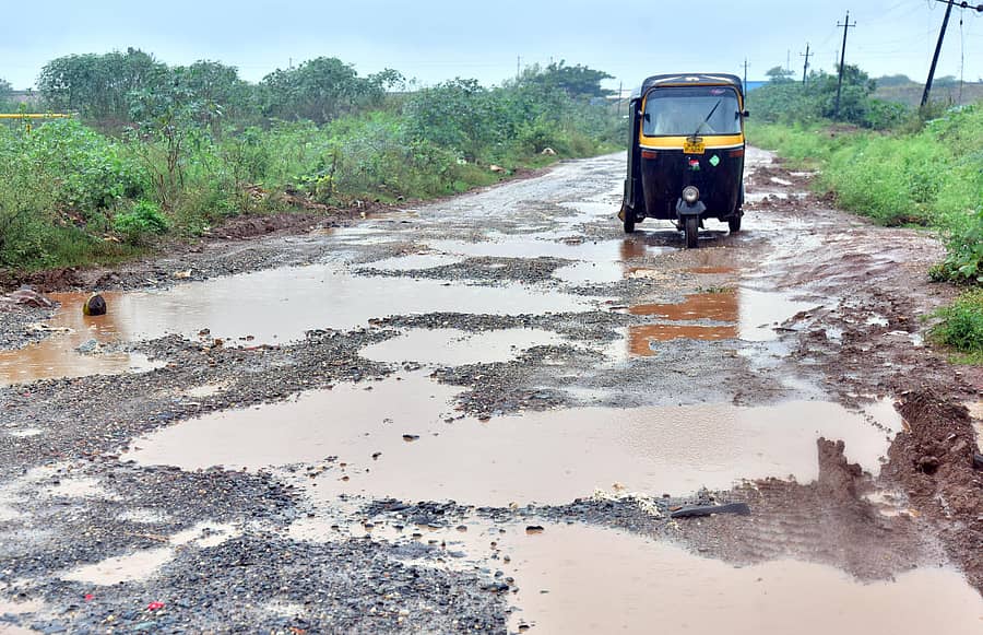ಹುಬ್ಬಳ್ಳಿ ಹೊರವಲಯದ ಸುಳ್ಳಕ್ಕೆ ಹೋಗುವ ಮಾರ್ಗದಲ್ಲಿ ಗುಂಡಿಗಳು ಬಿದ್ದ ರಸ್ತೆಯಲ್ಲಿಯೇ ಸಾಗಿದ ಆಟೊ