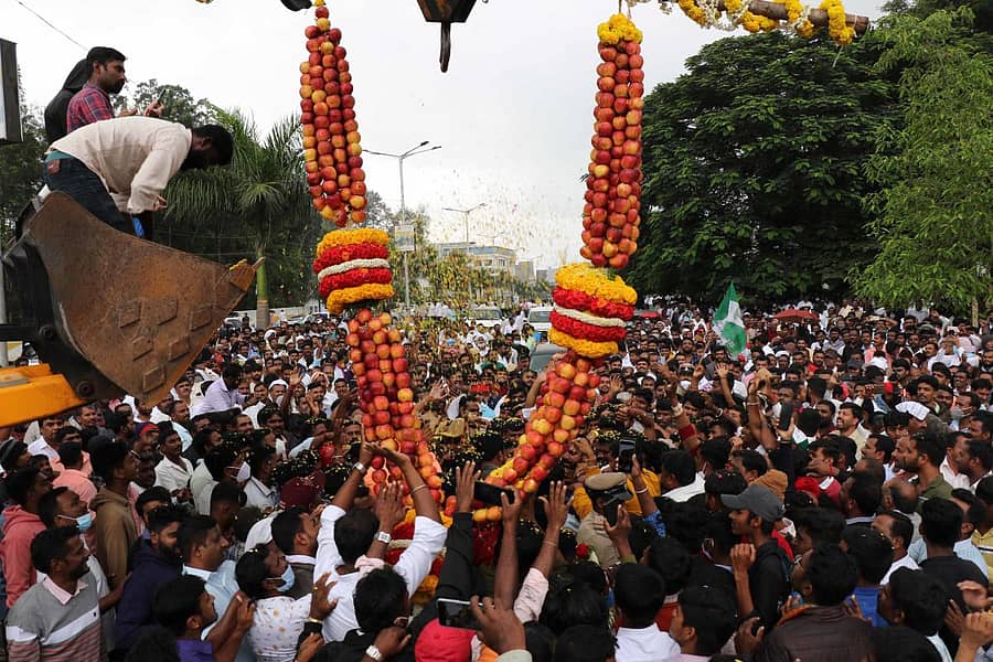 ವಿಧಾನ ಪರಿಷತ್ ಚುನಾವಣೆಗೆ ನಾಮಪತ್ರ ಸಲ್ಲಿಸಲು ಬಂದ ಜೆಡಿಎಸ್ ಅಭ್ಯರ್ಥಿ ಡಾ.ಸೂರಜ್‌ ರೇವಣ್ಣ ಅವರಿಗೆ ಕ್ರೇನ್‌ ಮೂಲಕ ಸೇಬಿನ ಹಾರ ಹಾಕುತ್ತಿರುವ ದೃಶ್ಯ