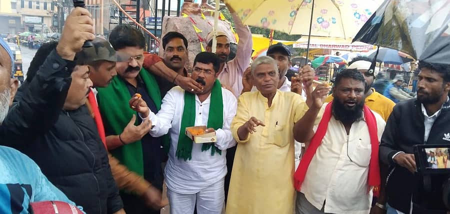 ಹುಬ್ಬಳ್ಳಿಯಲ್ಲಿ ಶುಕ್ರವಾರ ಕರ್ನಾಟಕ ಕಳಸಾ-ಬಂಡೂರಿ ಹೋರಾಟ ಸಮಿತಿ ಸದಸ್ಯರು ಸಿಹಿ ಹಂಚಿ ಸಂಭ್ರಮಿಸಿದರು