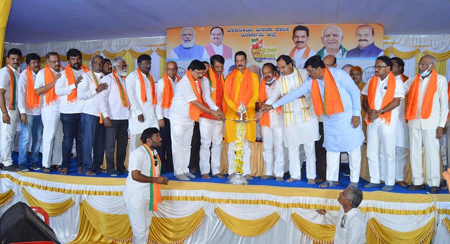 ಯಾದಗಿರಿಯಲ್ಲಿ ವಿಧಾನ ಪರಿಷತ್ ಚುನಾವಣೆ ಅಂಗವಾಗಿ ಶುಕ್ರವಾರ ಹಮ್ಮಿಕೊಂಡಿದ್ದ ಜನಸ್ವರಾಜ್ ಸಮಾವೇಶವನ್ನು ಗಣ್ಯರು ಉದ್ಘಾಟಿಸಿದರು. ರಾಜ್ಯ ಬಿಜೆಪಿ ಘಟಕದ ಅಧ್ಯಕ್ಷ ನಳೀನ್ಕುಮಾರ ಕಟೀಲ್, ಶಾಸಕರಾದ ವೆಂಕಟರೆಡ್ಡಿ ಮುದ್ನಾಳ, ರಾಜೂಗೌಡ, ಗೃಹ ಸಚಿವ ಆರಗ ಜ್ಞಾನೇಂದ್ರ, ಬಿಜೆಪಿ ಜಿಲ್ಲಾ ಘಟಕದ ಅಧ್ಯಕ್ಷ ಡಾ.ಶರಣಭೂಪಾಲರೆಡ್ಡಿ ಇದ್ದರು