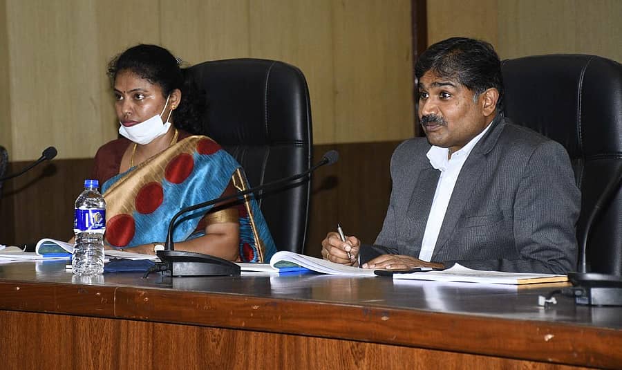 ಶಿವಮೊಗ್ಗದಲ್ಲಿ ಶುಕ್ರವಾರ ನಡೆದ ಪ್ರಗತಿಪರಿಶೀಲನಾ ಸಭೆಯಲ್ಲಿ ಜಿಲ್ಲಾ ಉಸ್ತುವಾರಿ ಕಾರ್ಯದರ್ಶಿ ಸೆಲ್ವಕುಮಾರ್ ಮಾತನಾಡಿದರು.