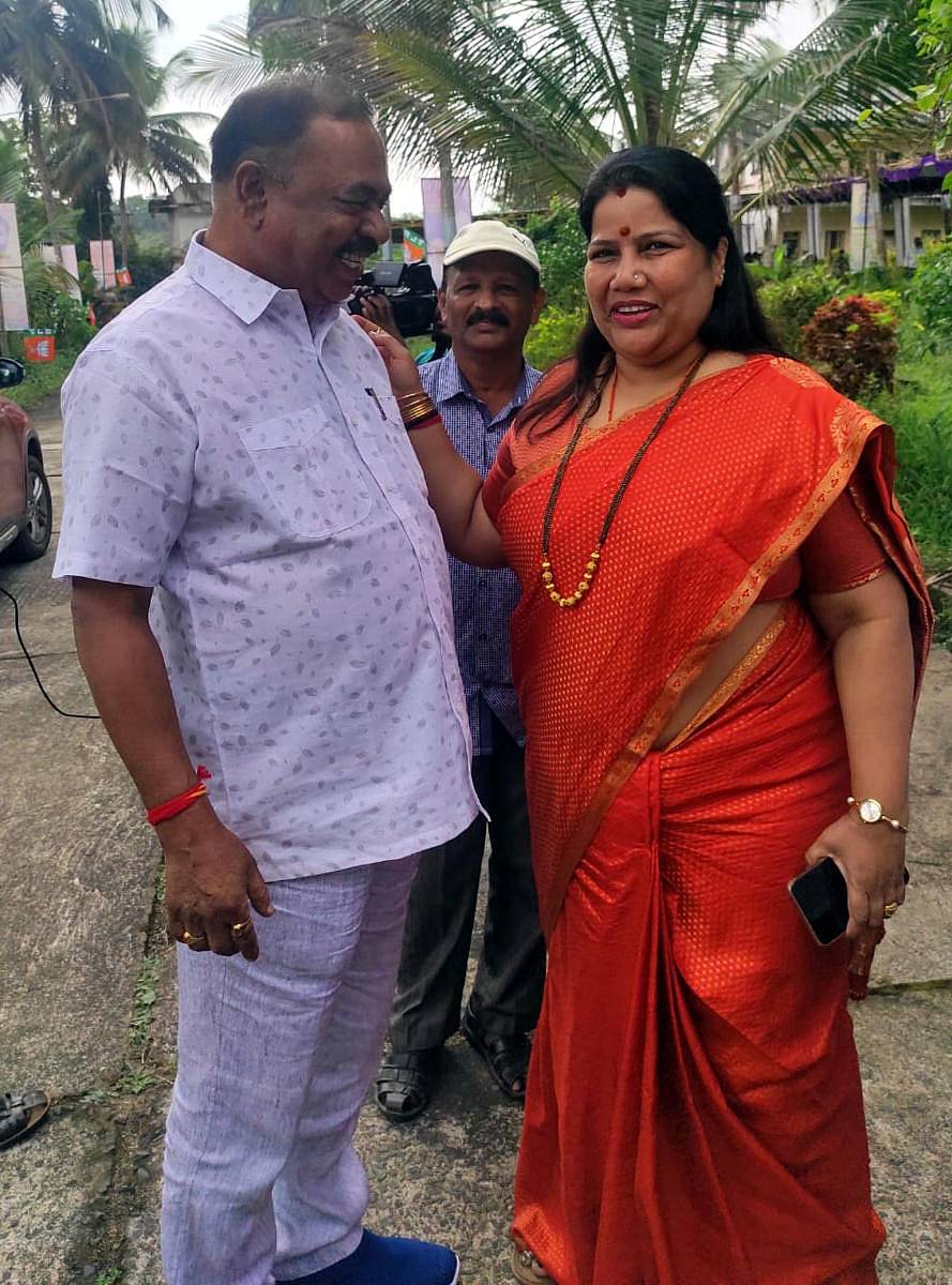 ವಿಧಾನಪರಿಷತ್ ಚುನಾವಣೆಗೆ ಬಿ.ಜೆ.ಪಿ ಅಭ್ಯರ್ಥಿಯಾಗಿರುವ ಗಣಪತಿ ಉಳ್ವೇಕರ್ ಅವರನ್ನು ಶಾಸಕಿ ರೂಪಾಲಿ ನಾಯ್ಕ ಯಲ್ಲಾಪುರದಲ್ಲಿ ಗುರುವಾರ ಮಾತನಾಡಿಸಿ ಶುಭಾಶಯ ಹೇಳಿದ್ದ ಸಂದರ್ಭ.