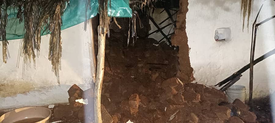 ಮನೆ ಕುಸಿದಿರುವುದು