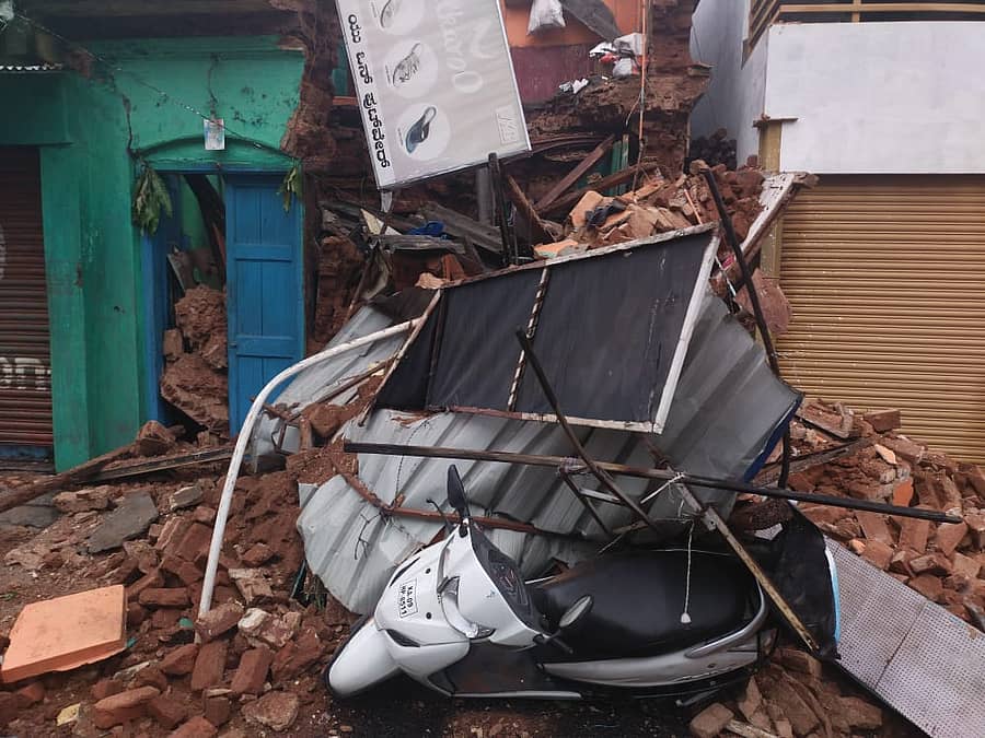 ಮನೆ ಕುಸಿದಿರುವುದು