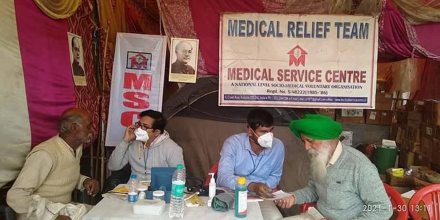 ಸಿಂಗು ಗಡಿಯಲ್ಲಿ ವೃದ್ಧರೊಬ್ಬರ ಆರೋಗ್ಯ ತಪಾಸಣೆ ನಡೆಸಿದ ಡಾ.ಎನ್.ಪ್ರಮೋದ್