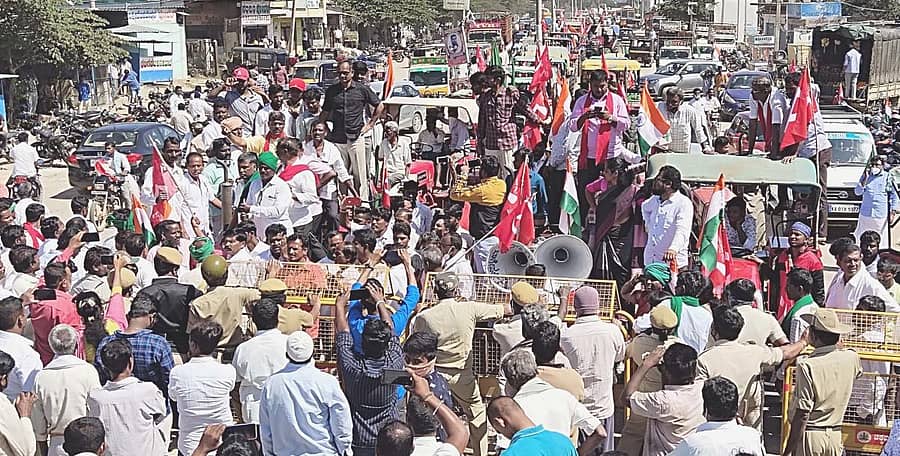 ಬಾಗೇಪಲ್ಲಿ ಪಟ್ಟಣದ ಹೊರವಲಯದ ಟಿ.ಬಿ.ಕ್ರಾಸ್ನಲ್ಲಿ 2021ರ ಜನವರಿ 26ರಂದು ಕೃಷಿ ಕಾಯ್ದೆಗಳನ್ನು ವಿರೋಧಿಸಿ ನಡೆದಿದ್ದ ಪ್ರತಿಭಟನೆ