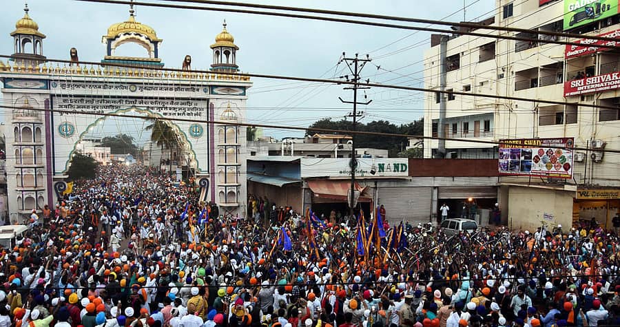 ಗುರುನಾನಕ್ ಜಯಂತಿ ಅಂಗವಾಗಿ ಸಿಖ್ರು ಬೀದರ್ನಲ್ಲಿ ಶುಕ್ರವಾರ ಧಾರ್ಮಿಕ ಧ್ವಜ ಹಾಗೂ ಶಸ್ತ್ರಗಳೊಂದಿಗೆ ಮೆರವಣಿಗೆ ನಡೆಸಿದರು