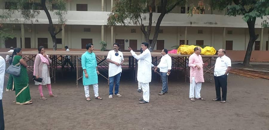 ವಿಜಯಪುರ ನಗರದ ದರ್ಬಾರ್‌ ಹೈಸ್ಕೂಲ್ ಮೈದಾನದಲ್ಲಿ ಶನಿವಾರ ನಡೆಯಲಿರುವ ಜನ ಸ್ವರಾಜ್‌ ಸಮಾವೇಶ  ಸ್ಥಳವನ್ನು ಬಿಜೆಪಿ ಜಿಲ್ಲಾಧ್ಯಕ್ಷ ಆರ್.ಎಸ್.ಪಾಟೀಲ ಕೂಚಬಾಳ ಮತ್ತು ಮುಖಂಡರು ಪರಿಶೀಲಿಸಿದರು