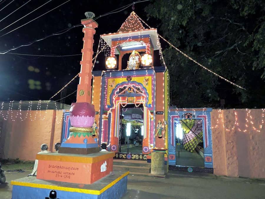 ಬೈಲಹೊಂಗಲದ ಮರಡಿ ಬಸವೇಶ್ವರ ದೇವಸ್ಥಾನ ಹೆಬ್ಬಾಗಿಲನ್ನು ಅಲಂಕರಿಸಲಾಗಿದೆ