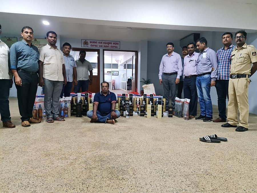 ಬೆಳಗಾವಿಯ ಟಿಳಕವಾಡಿಯ ನೆಹರೂ ರಸ್ತೆಯ ಕಟ್ಟಡವೊಂದರ ಸೆಲ್ಲಾರ್ನಲ್ಲಿ ಅಕ್ರಮವಾಗಿ ಸಂಗ್ರಹಿಸಿದ್ದ ₹ 8 ಲಕ್ಷ ಮೌಲ್ಯದ 232.500 ಲೀಟರ್ ಮದ್ಯವನ್ನು ಅಬಕಾರಿ ಪೊಲೀಸರು ಶುಕ್ರವಾರ ವಶಕ್ಕೆ ಪಡೆದು ಆರೋಪಿಯನ್ನು ಬಂಧಿಸಿದ್ದಾರೆ