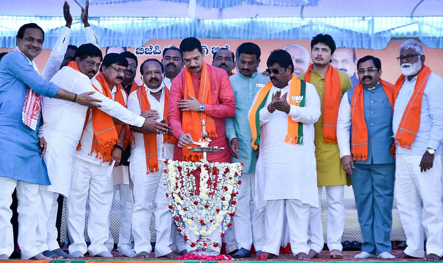 ಜನ ಸ್ವರಾಜ್ ಸಮಾವೇಶಕ್ಕೆ ಬಿಜೆಪಿ ರಾಜ್ಯ ಘಟಕದ ಅಧ್ಯಕ್ಷ ನಳೀನ್ ಕುಮಾರ್ ಕಟೀಲ್ ಚಾಲನೆ ನೀಡಿದರು. ಭಗವಂತ ಖೂಬಾ, ಮುರುಗೇಶ ನಿರಾಣಿ, ಆರಗ ಜ್ಞಾನೇಂದ್ರ, ಶಿವರಾಜ ಪಾಟೀಲ ರದ್ದೇವಾಡಗಿ, ಬಿ.ಜಿ. ಪಾಟೀಲ, ಬಸವರಾಜ ಮತ್ತಿಮೂಡ, ದೊಡ್ಡಪ್ಪಗೌಡ ಪಾಟೀಲ, ಸಿದ್ದಾಜಿ ಪಾಟೀಲ, ಮಾಲೀಕಯ್ಯ ಗುತ್ತೇದಾರ, ದತ್ತಾತ್ರೇಯ ಪಾಟೀಲ ರೇವೂರ, ರಾಜಕುಮಾರ ಪಾಟೀಲ ರೇವೂರ, ಎನ್. ಮಹೇಶ ಇದ್ದರು