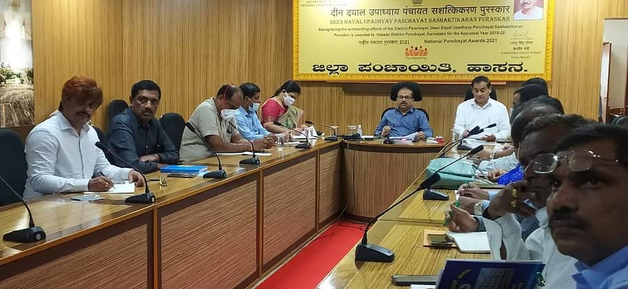 ಹಾಸನ ಜಿಲ್ಲಾಧಿಕಾರಿ ಆರ್.ಗಿರೀಶ್ ಅವರು ಅಧಿಕಾರಿಗಳ ಸಭೆ ನಡೆಸಿದರು. ಬಿ.ಎ.ಪರಮೇಶ್, ಕವಿತಾ ರಾಜಾರಾಂ, ನಟೇಶ್, ಬಿ.ಎ.ಜಗದೀಶ್ ಇದ್ದಾರೆ.