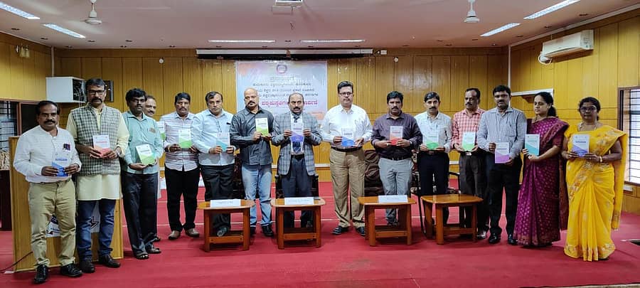 ತುಮಕೂರು ವಿ.ವಿ ಸಿದ್ಧಪಡಿಸಿರುವ ಪದವಿ ಕನ್ನಡ ಪಠ್ಯಪುಸ್ತಕಗಳನ್ನು ಕುಲಪತಿ ಪ್ರೊ.ವೈ.ಎಸ್.ಸಿದ್ದೇಗೌಡ ಬಿಡುಗಡೆ ಮಾಡಿದರು. ಕುಲಸಚಿವ ಪ್ರೊ.ಕೆ.ಶಿವಚಿತ್ತಪ್ಪ, ಪದವಿ ಕನ್ನಡ ಅಧ್ಯಯನ ಮಂಡಳಿ ಅಧ್ಯಕ್ಷ ಪ್ರೊ.ನಿತ್ಯಾನಂದ ಬಿ ಶೆಟ್ಟಿ, ಕಾಲೇಜು ಕನ್ನಡ ಅಧ್ಯಾಪಕರ ಒಕ್ಕೂಟದ ಅಧ್ಯಕ್ಷ ಡಾ.ಡಿ.ಶಿವನಂಜಯ್ಯ, ಡಾ.ರೇಣುಕಪ್ರಸಾದ್, ಡಾ.ನೇತ್ರಾವತಿ ಇತರರು ಉಪಸ್ಥಿತರಿದ್ದರು