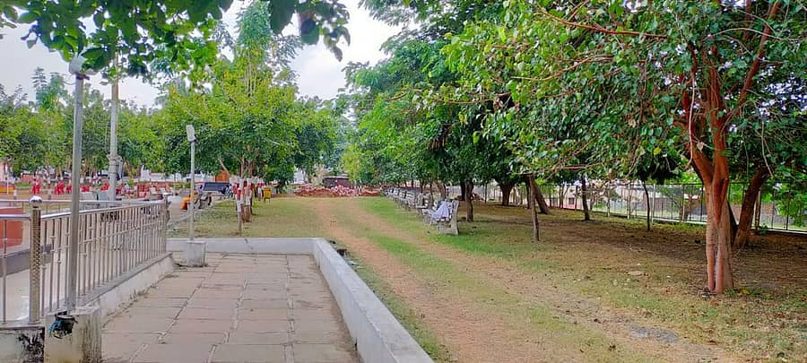 ಭಾಲ್ಕಿ ಪಟ್ಟಣದ ಲಿಂ. ಡಾ.ಚನ್ನಬಸವೇಶ್ವರ ಪಟ್ಟದ್ದೇವರ ಧ್ಯಾನ ಮಂಟಪದ ಆವರಣದಲ್ಲಿನ ಆಸನಗಳು