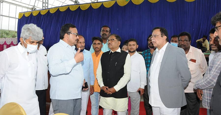 ತುಮಕೂರಿನ ಗಾಜಿನ ಮನೆಯಲ್ಲಿ ನಡೆಯಲಿರುವ ಕಾಂಗ್ರೆಸ್ ಪಕ್ಷದ ಜನಜಾಗೃತಿ ಅಭಿಯಾನದ ಸಿದ್ಧತೆಗಳನ್ನು ಶಾಸಕ ಡಾ.ಜಿ.ಪರಮೇಶ್ವರ ಪರಿಶೀಲಿಸಿದರು. ಮುಖಂಡರಾದ ಮುರಳೀಧರ ಹಾಲಪ್ಪ, ರಫೀಕ್ ಅಹ್ಮದ್, ಕೆ.ಎನ್.ರಾಜಣ್ಣ ಇದ್ದಾರೆ