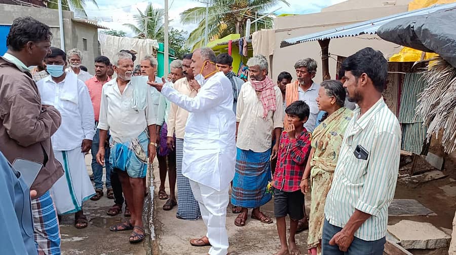 ಚಿತ್ರದುರ್ಗ ವಿಧಾನಸಭಾ ಕ್ಷೇತ್ರ ವ್ಯಾಪ್ತಿಯಲ್ಲಿ ಮಳೆಯಿಂದ ಹಾನಿಗೆ ಒಳಗಾದ ಕೆಲ ಗ್ರಾಮಗಳಿಗೆ ಶಾಸಕ ಜಿ.ಎಚ್. ತಿಪ್ಪಾರೆಡ್ಡಿ ಶನಿವಾರ ಭೇಟಿ ನೀಡಿ ಪರಿಶೀಲಿಸಿದರು