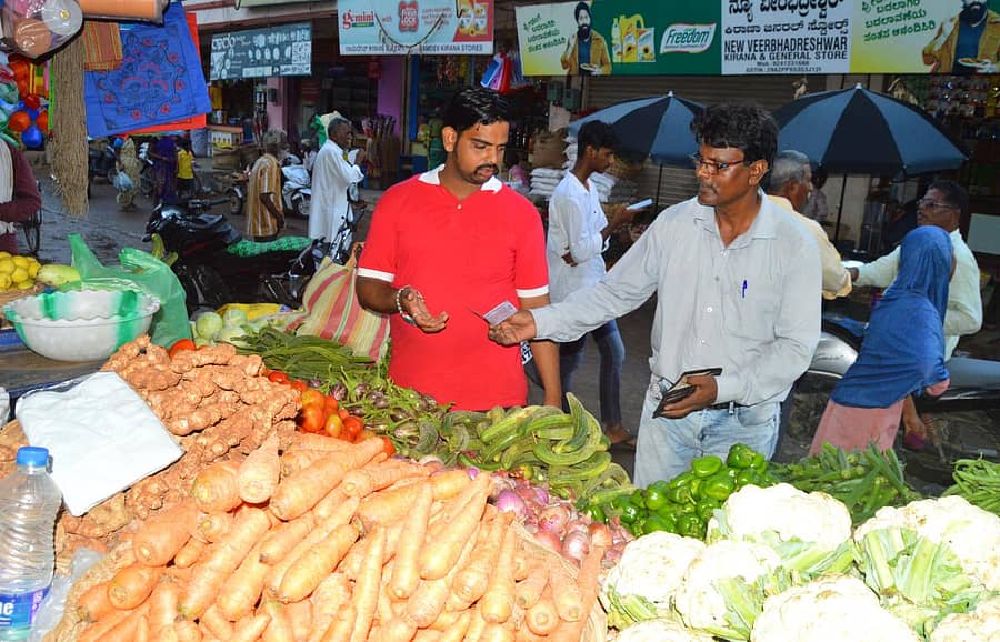 ಯಾದಗಿರಿ ನಗರದ ರೈಲ್ವೆ ಸ್ಟೇಷನ್‌ ರಸ್ತೆಯ ತರಕಾರಿ ಮಾರುಕಟ್ಟೆಯಲ್ಲಿ ಖರೀದಿಯಲ್ಲಿ ತೊಡಗಿರುವ ಗ್ರಾಹಕ (ಪ್ರಜಾವಾಣಿ ಚಿತ್ರಗಳು/ ರಾಜಕುಮಾರ ನಳ್ಳಿಕರ)