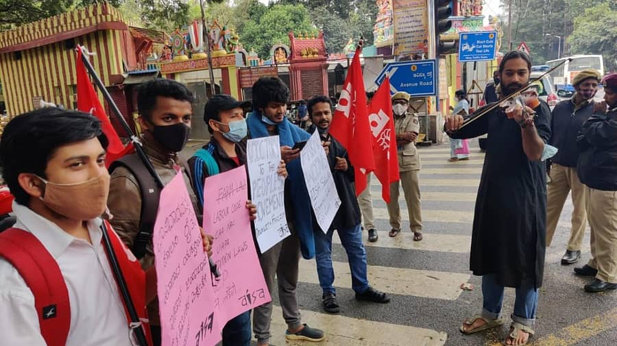 ಅಖಿಲ ಭಾರತ ವಿದ್ಯಾರ್ಥಿ ಸಂಘಟನೆಯ ಸದಸ್ಯರು ಮೈಸೂರು ಬ್ಯಾಂಕ್ ವೃತ್ತದಲ್ಲಿ ‘ವಿಜಯ ಜಾಥಾ’ ನಡೆಸಿದರು