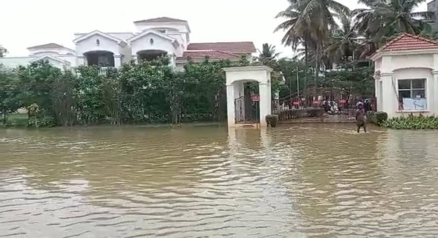 ದೇವನಹಳ್ಳಿ ಬಳಿಯ ಪ್ರತಿಷ್ಠಿತ ವಿಲ್ಲಾ ಬಳಿ ಆವರಿಸಿರುವ ನೀರು