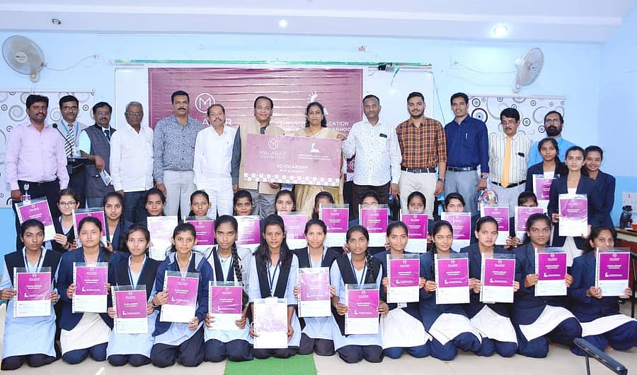 ಬೀದರ್‌ನ ಕರ್ನಾಟಕ ಕಾಲೇಜಿನಲ್ಲಿ ಮಲಬಾರ್ ಗೋಲ್ಡ್ ಚಾರಿಟಬಲ್ ಟ್ರಸ್ಟ್ ವತಿಯಿಂದ ವಿದ್ಯಾರ್ಥಿನಿಯರಿಗೆ ಶಿಷ್ಯವೇತನ ಚೆಕ್ ವಿತರಿಸಲಾಯಿತು