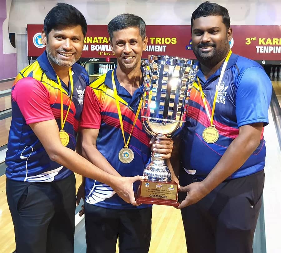 ಪ್ರಶಸ್ತಿಯೊಂದಿಗೆ ಸಂಭ್ರಮಿಸಿದ ಟ್ರೈಡೆಂಟ್ ಸೂಪರ್ ಕಿಂಗ್ಸ್ ತಂಡದ (ಎಡದಿಂದ) ಉಮೇಶ್ ಕುಮಾರ್, ಅಕ್ರಂ ಬೇಗ್ ಹಾಗೂ ಹಬೀಬುರ್ ರೆಹಮಾನ್