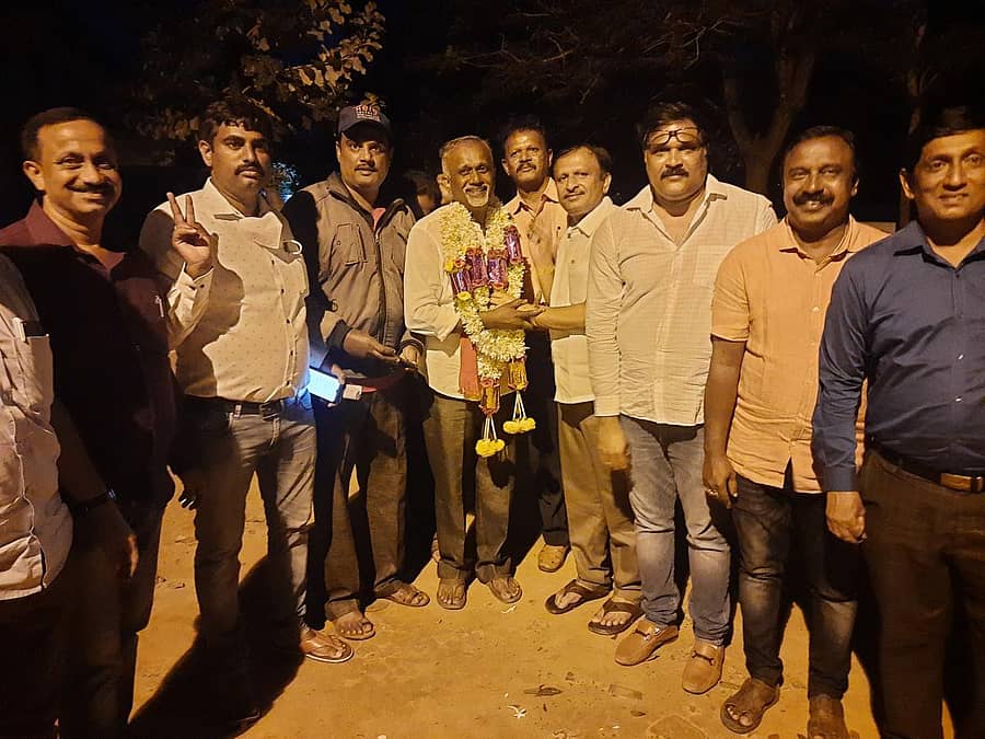 ಹಾಸನ ಜಿಲ್ಲಾ ಕನ್ನಡ ಸಾಹಿತ್ಯ ಪರಿಷತ್ ಅಧ್ಯಕ್ಷರಾಗಿ ಆಯ್ಕೆಯಾದ ನಿವೃತ್ತ ಪ್ರಾಧ್ಯಾಪಕ ಎಚ್.ಎಲ್.ಮಲ್ಲೇಶ್ಗೌಡ ಅವರನ್ನು ಅಭಿಮಾನಿಗಳು ಅಭಿನಂದಿಸಿದರು.