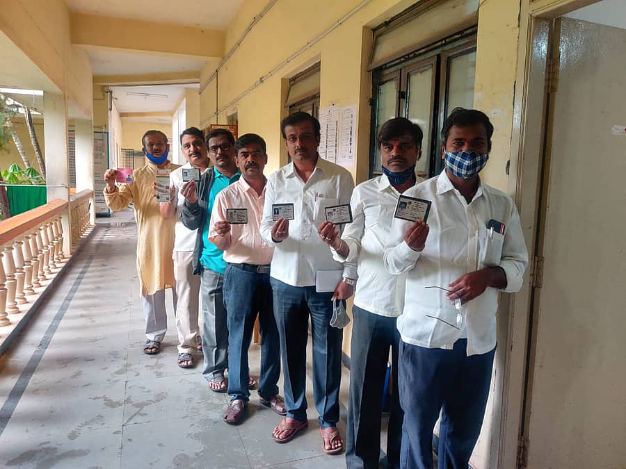 ಸರದಿ ಸಾಲಿನಲ್ಲಿ ನಿಂತಿರುವ ಮತದಾರರು