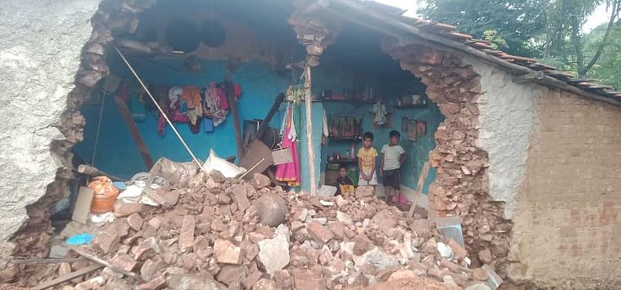 ಸವದತ್ತಿ ತಾಲ್ಲೂಕಿನ ಚಿಕೊಪ್ಪ ಗ್ರಾಮದ ಮಡಿವಾಳಪ್ಪ ಬಡಿಗೇರ ಅವರ ಮನೆಯ ಗೋಡೆಯು ಮಳೆಯಿಂದಾಗಿ ಕುಸಿದಿದೆ