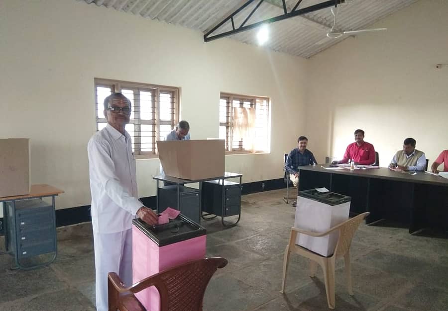 ಬೆಳಗಾವಿ ಜಿಲ್ಲೆಯ ಮೂಡಲಗಿ ತಹಶೀಲ್ದಾರ್ ಕಚೇರಿಯಲ್ಲಿ ಕಸಾಪ ಚುನಾವಣೆ ಮತದಾನ ಪ್ರಕ್ರಿಯೆ ಆರಂಭವಾಗಿದೆ