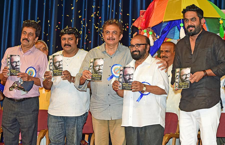 ಜಯಂತ್ ಕಾಯ್ಕಿಣಿ ಅವರು ಪುಸ್ತಕ ಬಿಡುಗಡೆ ಮಾಡಿದರು. (ಎಡದಿಂದ) ಕರ್ನಾಟಕ ಮಾಧ್ಯಮ ಅಕಾಡೆಮಿ ಅಧ್ಯಕ್ಷ ಸದಾಶಿವಶೆಣೈ, ವಿ.ನಾಗೇಂದ್ರ ಪ್ರಸಾದ್, ಗಣೇಶ್ ಕಾಸರಗೋಡು, ದಿ ನ್ಯೂ ಇಂಡಿಯನ್ ಟೈಮ್ಸ್‌ನ ಸಿಇಓ ರಘು ಭಟ್ ಇದ್ದರು -ಪ್ರಜಾವಾಣಿ ಚಿತ್ರ