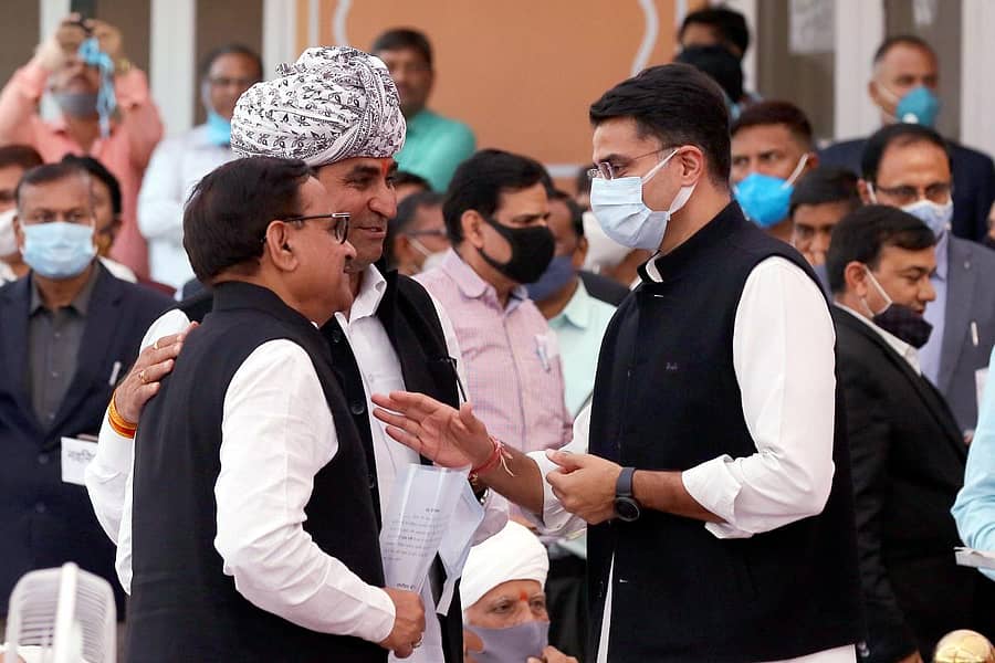 ಕಾಂಗ್ರೆಸ್ ಮುಖಂಡರಾದ ಮಹೇಶ್ ಜೋಶಿ (ಎಡ), ರಾಮ್ಲಾಲ್ ಜಾಟ್ (ಮಧ್ಯ) ಮತ್ತು ಸಚಿನ್ ಪೈಲಟ್ (ಬಲ) ಅವರು ಸಚಿವ ಸಂಪುಟ ವಿಸ್ತರಣೆ ಕಾರ್ಯಕ್ರಮದಲ್ಲಿ ಮಾತುಕತೆಯಲ್ಲಿ ತೊಡಗಿದ ಕ್ಷಣ– ಪಿಟಿಐ ಚಿತ್ರ