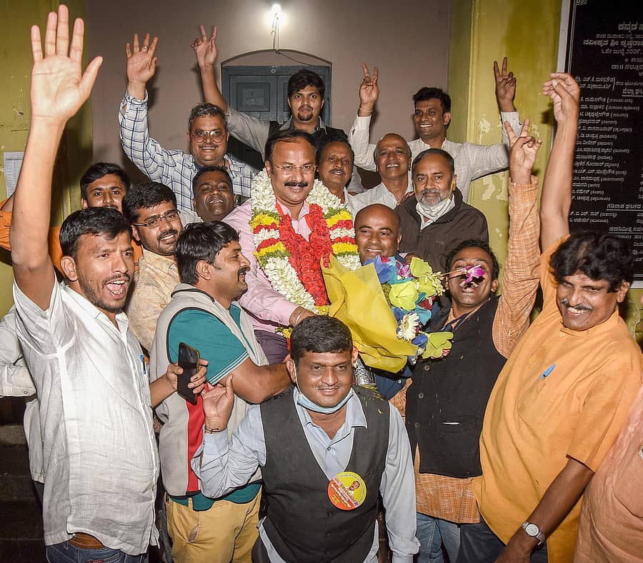 ಕನ್ನಡ ಸಾಹಿತ್ಯ ಪರಿಷತ್ತಿನ ಬೆಂಗಳೂರು ನಗರ ಜಿಲ್ಲೆಯ ಅಧ್ಯಕ್ಷರಾಗಿ ಆಯ್ಕೆಯಾದ ಎಂ. ಪ್ರಕಾಶಮೂರ್ತಿ ಅವರು  ಬೆಂಬಲಿಗರೊಂದಿಗೆ ಸಂಭ್ರಮಿಸಿದರು. – ಪ್ರಜಾವಾಣಿ ಚಿತ್ರ : ಎಂ.ಎಸ್. ಮಂಜುನಾಥ್.