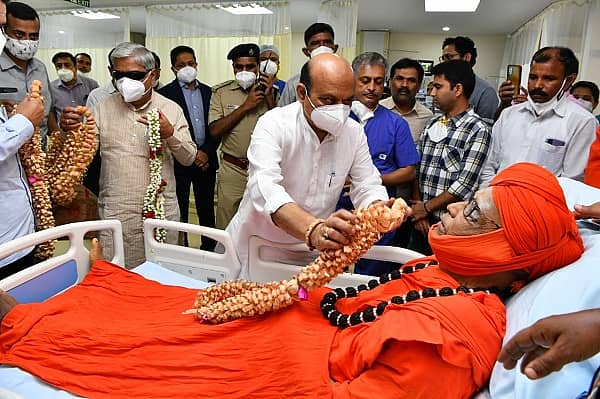 ಡಾ.ಅಭಿನವ ಅನ್ನದಾನ ಸ್ವಾಮೀಜಿ ಅವರಿಗೆ ಬೆಂಗಳೂರಿನಲ್ಲಿ ಮುಖ್ಯಮಂತ್ರಿ ಬಸವರಾಜ ಬೊಮ್ಮಾಯಿ ಅಂತಿಮ ದರ್ಶನ ಸಲ್ಲಿಸಿದರು