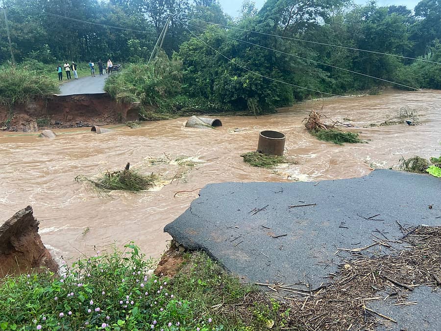 ಮೆಳೆಹಳ್ಳಿ ಬಳಿ ಸಂಪರ್ಕ ಸೇತುವೆ ಕುಸಿದಿದೆ..